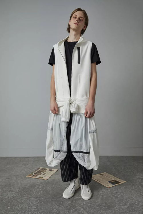 速写丨我害怕会穿衣服的男人